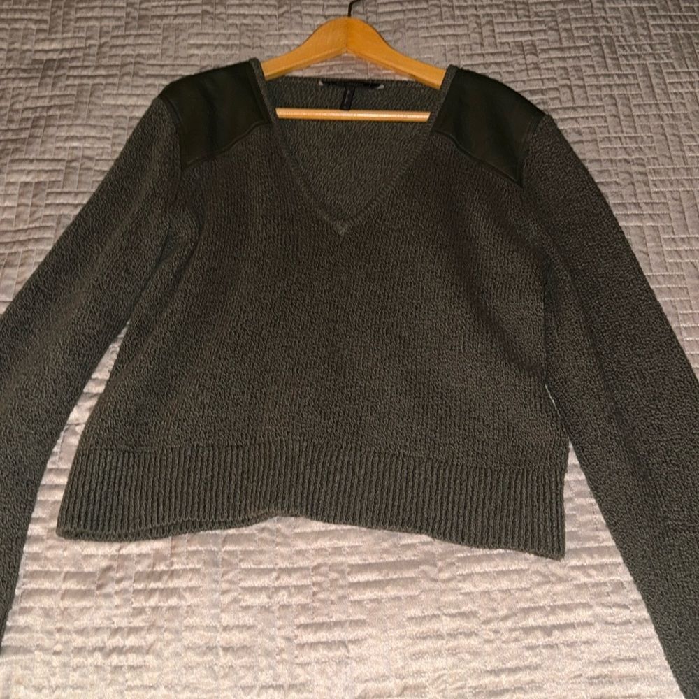 BCBGMAXAZRIA GREEN SWEATER